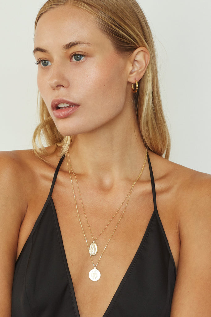 Full view of model wearing 1SM Necklace Necklace Bagatiba