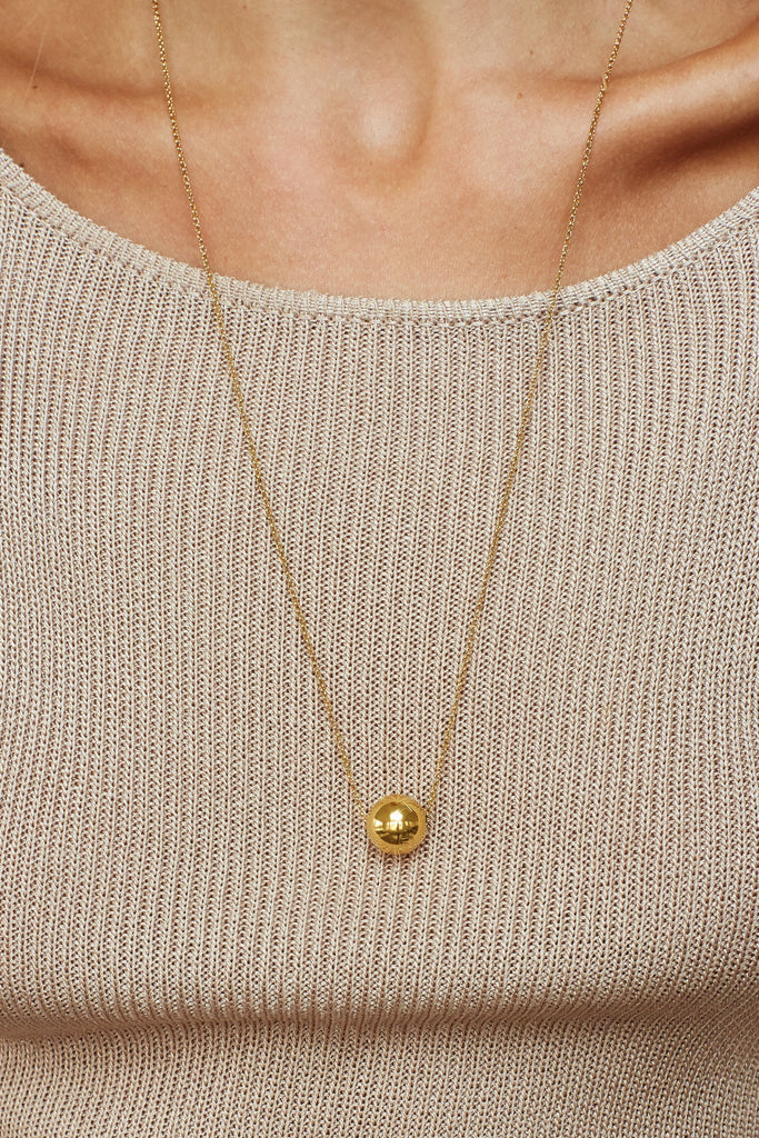 Close view on model of Adjustable Sphere Necklace Necklace bagatiba