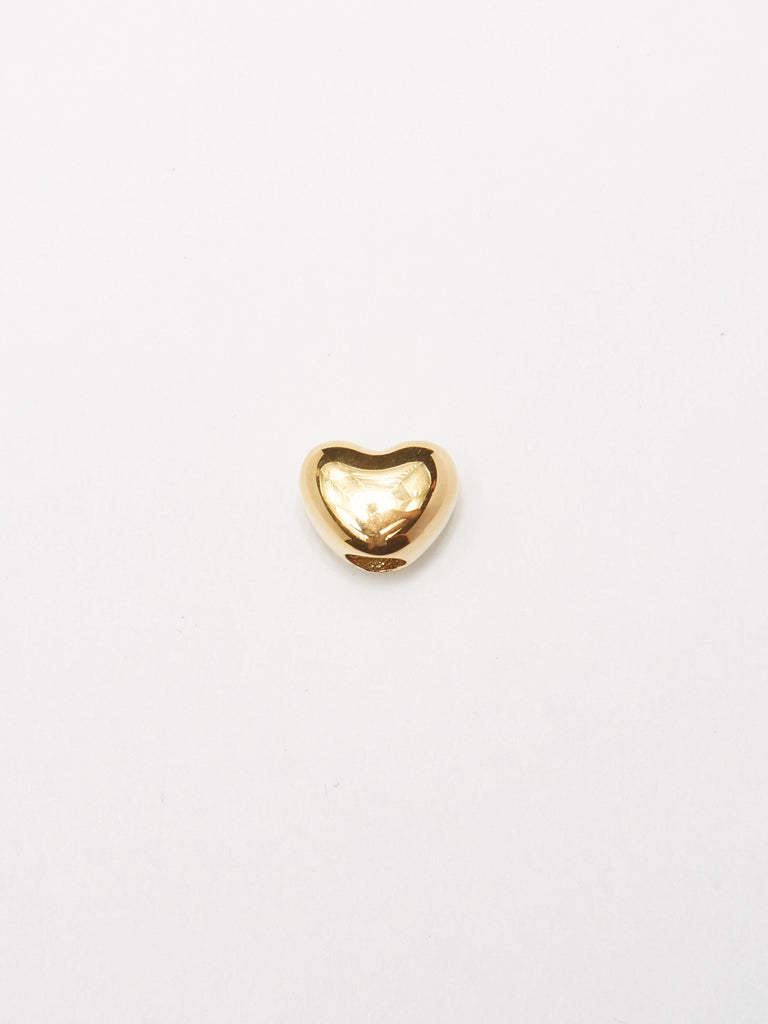 Flat lay detail view of heart bead from Gold Bead Set Bagatiba