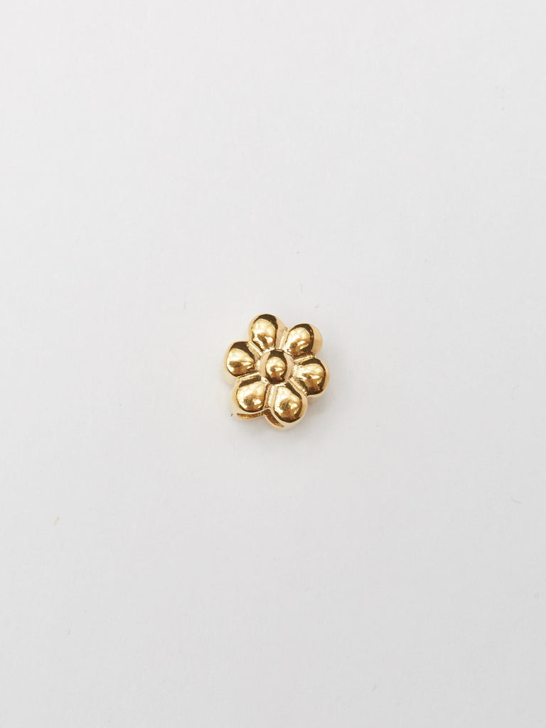 Flat lay detail view of flower bead from Gold Bead Set Bagatiba