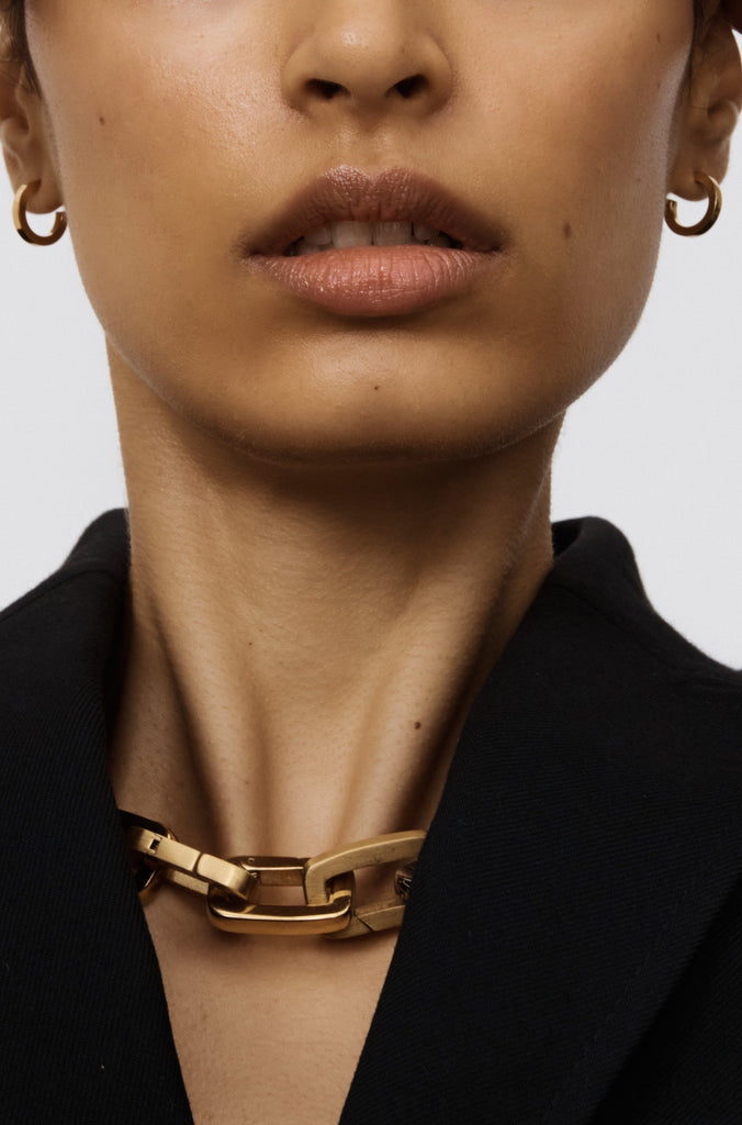 Close view on Model of Gold Cara Clip Body Bagatiba