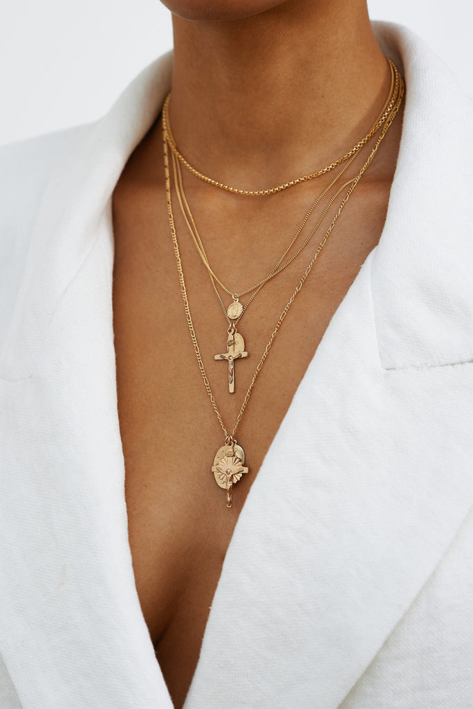 Close view on model's neck of the Vintage D3C Necklace Necklace Bagatiba