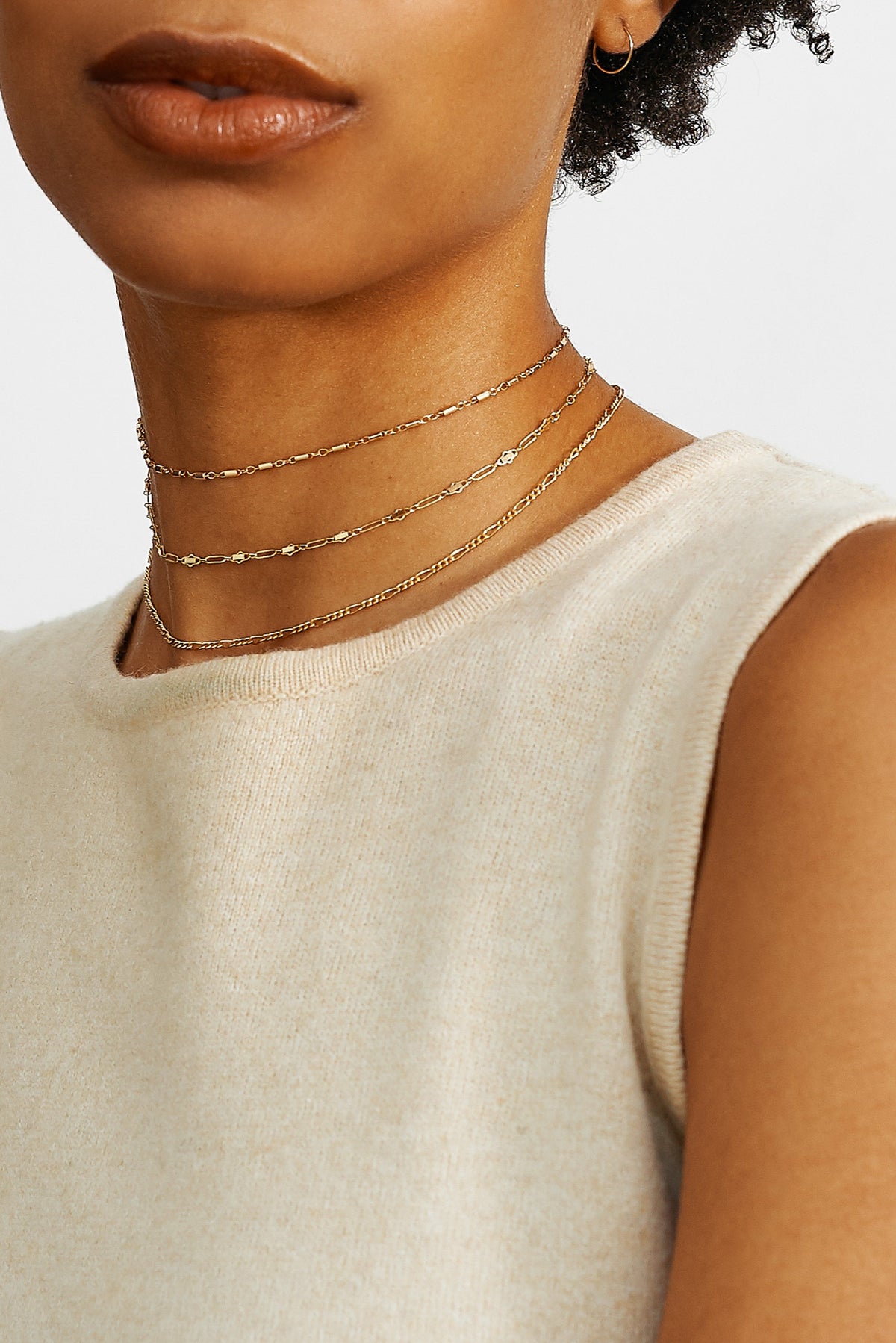 Cropped view on model of 313 Choker Choker Bagatiba 