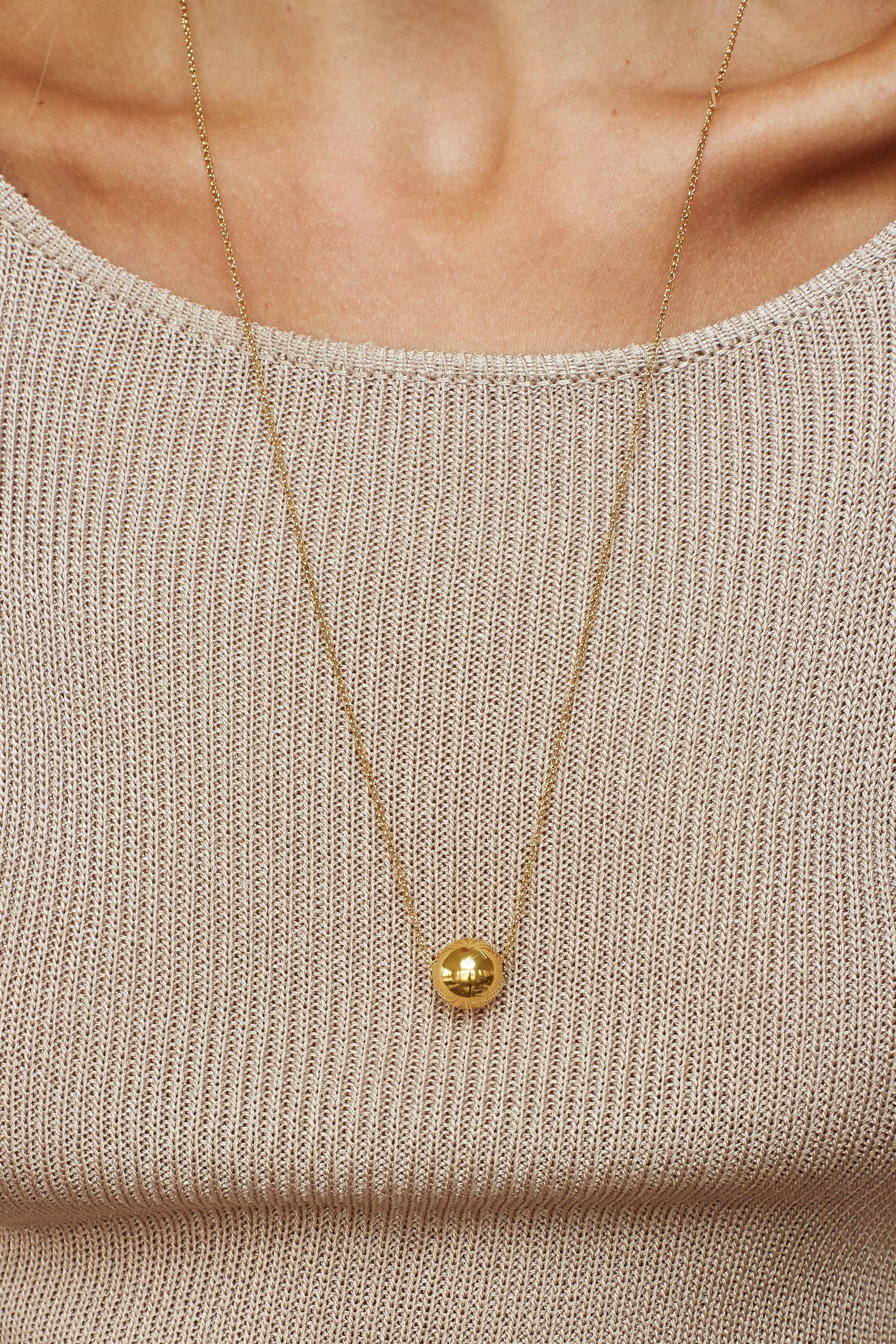 Close view on model of Adjustable Sphere Necklace Necklace bagatiba 