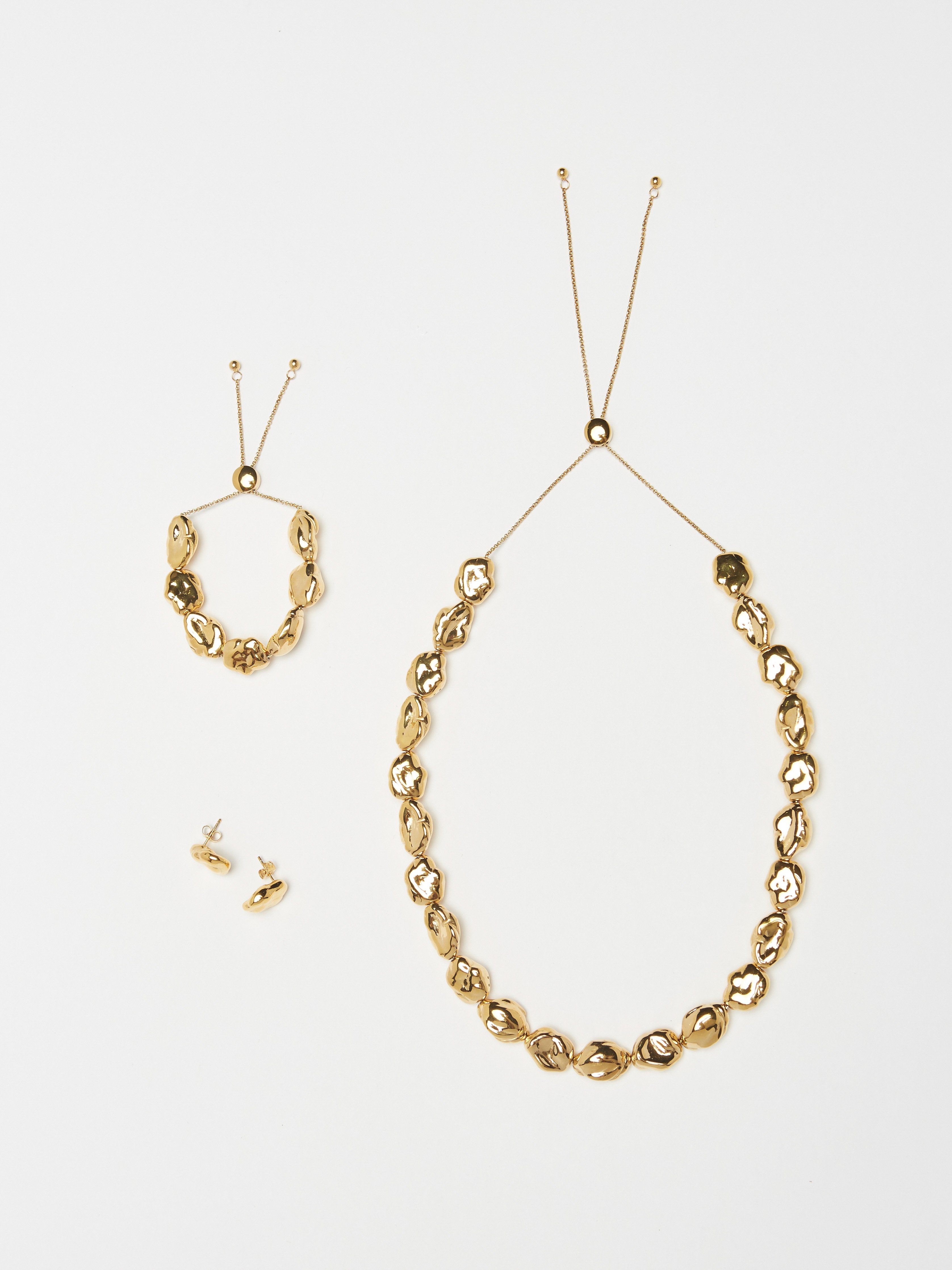 Flat lay of pearl collection including the Gold Pearl Bracelet Bracelet bagatiba 