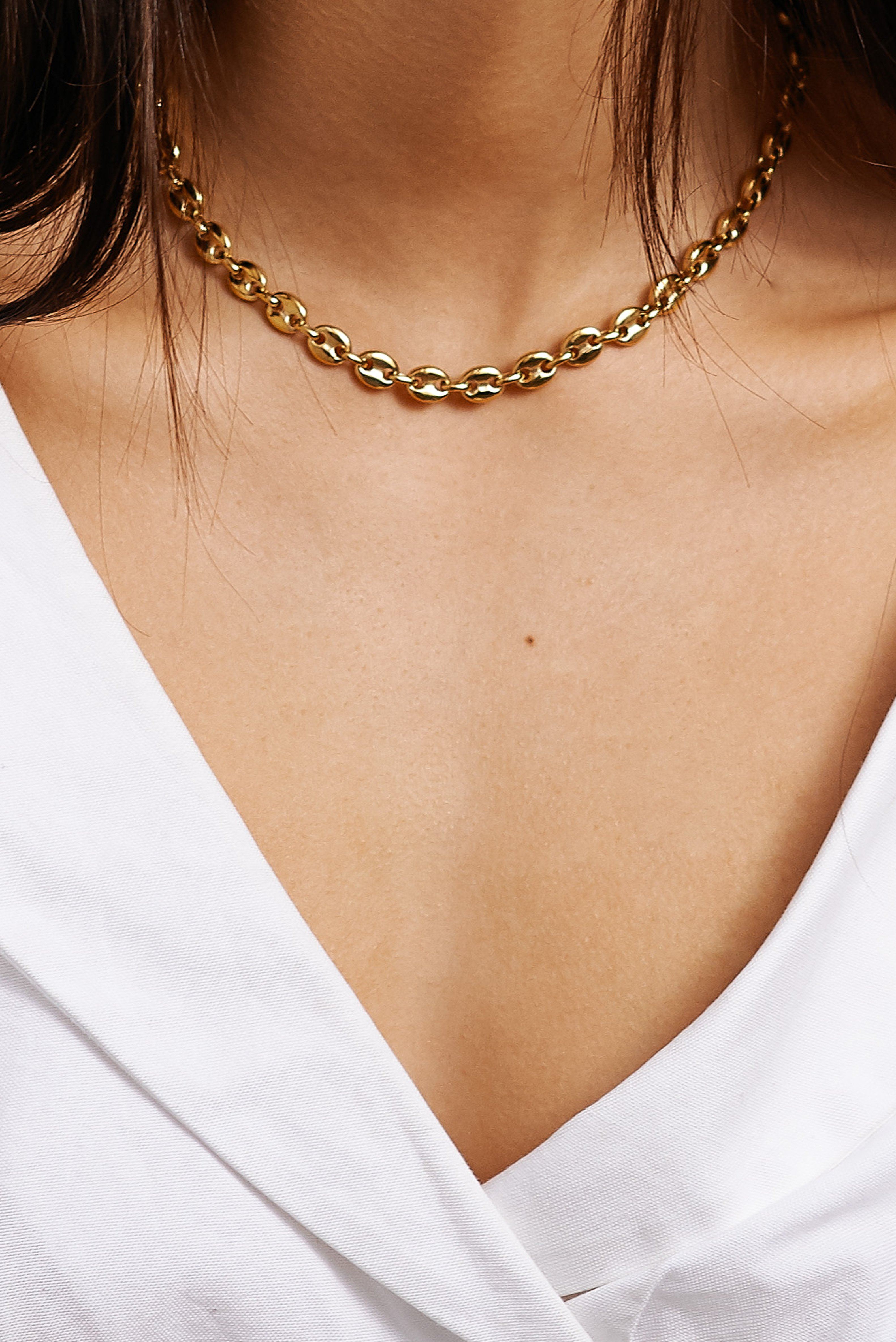Close view on model of Onia Necklace Necklace Bagatiba 