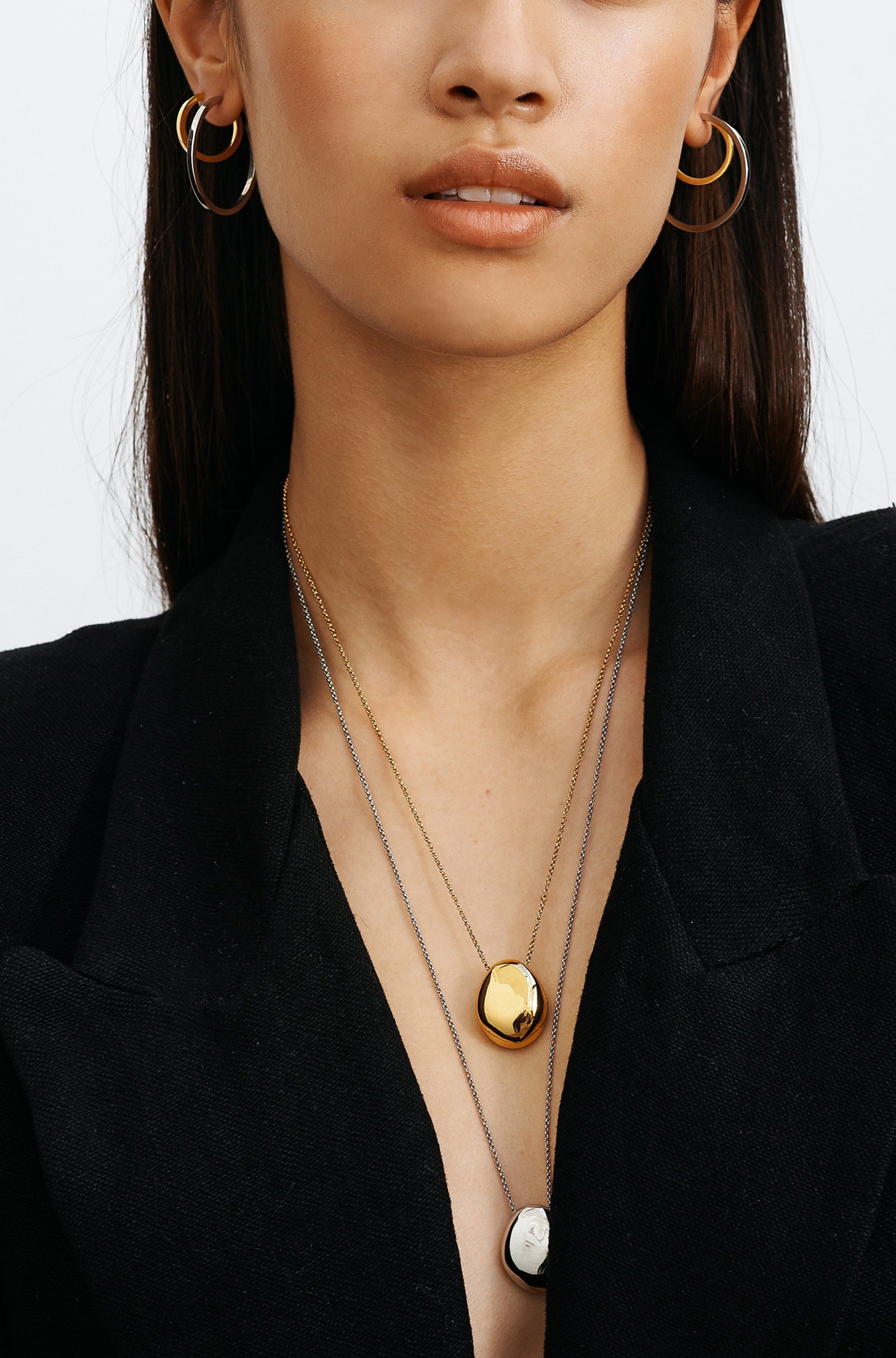 Model wearing the Small Simple Gold Hoops Earrings Bagatiba 